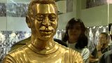 Una estatua dorada preside el mausoleo de Pelé