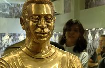 Estátua dourada de Pelé, no Mausoléu do rei do Futebol, no cemitério de Santos, no Brasil