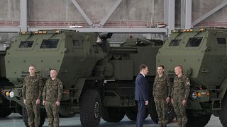 Le ministre polonais de la défense devant des systèmes Himars de fabrication américaine, Varsovie, le 15 mai 2023