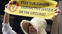 Tüntető a TEPCO székháza előtt Tokióban, 2023. május 16-án