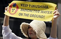 Tüntető a TEPCO székháza előtt Tokióban, 2023. május 16-án