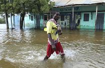 Un habitant de la ville de Beledweyne, dans le centre la Somalie, touchée par des inondations, le 13 mai 2023