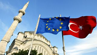 Die Fahnen der Türkei und der EU vor dem Hintergrund der Hagia Sophia in Istanbul.