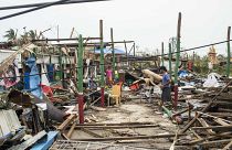 Des habitants nettoient les débris de leurs maisons détruites dans l'État de Rakhine au Myanmar, le 15 mai 2023