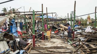Des habitants nettoient les débris de leurs maisons détruites dans l'État de Rakhine au Myanmar, le 15 mai 2023