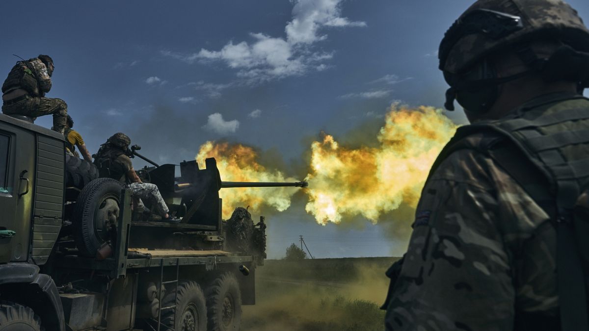 Ukrán katonák ágyúval lőnek Bahmut közleében