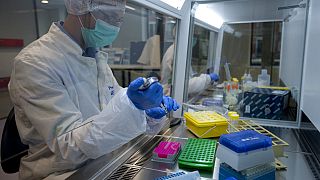 موظف يعرض أسلوب أخذ عينات الحمض النووي خلال جولة صحفية في مختبر الحمض النووي التابع للجنة الدولية المعنية بالأشخاص المفقودين، هولندا، الثلاثاء 24 أكتوبر 2017.