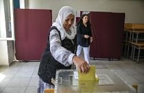 Eine türkische Frau wirft ihren Wahlzettel in eine Urne ein