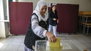 Eine türkische Frau wirft ihren Wahlzettel in eine Urne ein