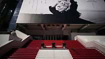 La alfombra roja de Cannes, lista para el desfile de estrellas