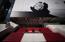 La alfombra roja de Cannes, lista para el desfile de estrellas