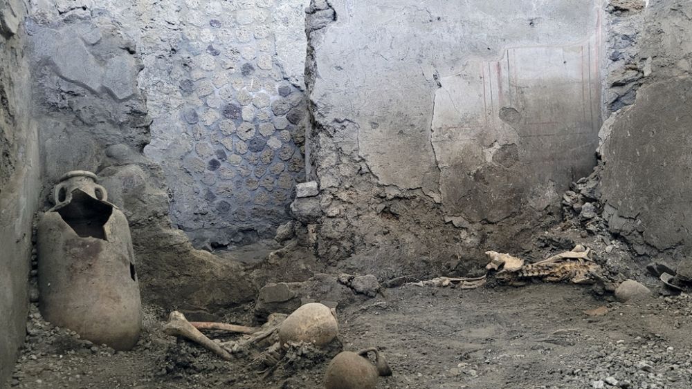 Video: Witness: Archaeologists in Pompeii discover two skeletons of men killed by the earthquake