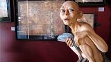 من بين تذكارات فيلم "سيد الخواتم" و "الهوبيت" في متحف صغير في كهف ويتا في ويلينغتون-نيوزيلندا