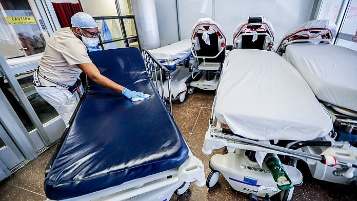 Gli scienziati britannici creano materiale che uccide i germi che potrebbe rivestire la plastica per combattere i superbatteri ospedalieri 3 Gli scienziati britannici creano materiale che uccide i germi che potrebbe rivestire la plastica per combattere i superbatteri ospedalieri