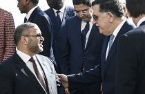 خالد المشري، رئيس المجلس الأعلى للدولة الليبية يصافح رئيس الوزراء خالد السراج 