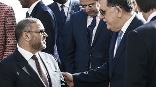 خالد المشري، رئيس المجلس الأعلى للدولة الليبية يصافح رئيس الوزراء خالد السراج