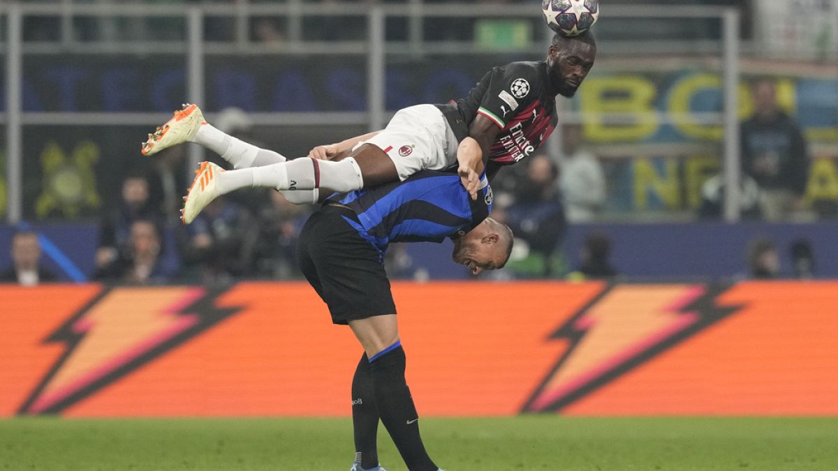 Az Inter Milan játékosa, Edin Dzeko és az AC Milan focistája, Fikayo Tomori a BL-elődöntőben