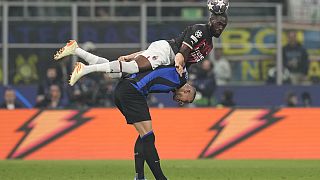 Az Inter Milan játékosa, Edin Dzeko és az AC Milan focistája, Fikayo Tomori a BL-elődöntőben