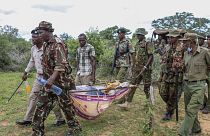 Rendőrök és helyi lakosok szállítják el az exhumált holttesteket Shakahola faluban