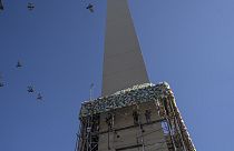 Der Sockel des Obelisks in Buenos Aires wird mit Plastiktüten umhüllt