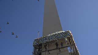 Der Sockel des Obelisks in Buenos Aires wird mit Plastiktüten umhüllt