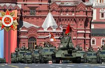 Chars russes qui défilent sur la Place Rouge lors du défilé militaire du Jour de la Victoire dans le centre de Moscou, le 9 mai 2023.