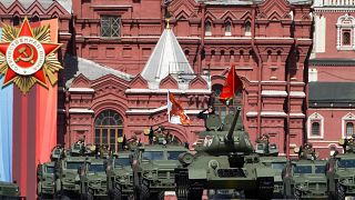 Chars russes qui défilent sur la Place Rouge lors du défilé militaire du Jour de la Victoire dans le centre de Moscou, le 9 mai 2023.