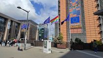 Szivárványos zászló az Európai Unió lobogói mellett a brüsszeli EU-negyedben 2023.05.17-én.