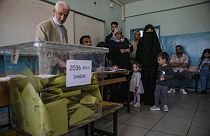 Πολίτες ψηφίζουν στο Ντιγιάρμπακιρ
