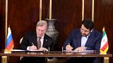 وزير النقل الإيراني مهرداد بذرپاش ونظيره الروسي فيتالي سافيلييف خلال التوقيع على الاتفاقية 