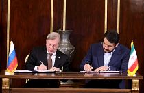 وزير النقل الإيراني مهرداد بذرپاش ونظيره الروسي فيتالي سافيلييف خلال التوقيع على الاتفاقية 