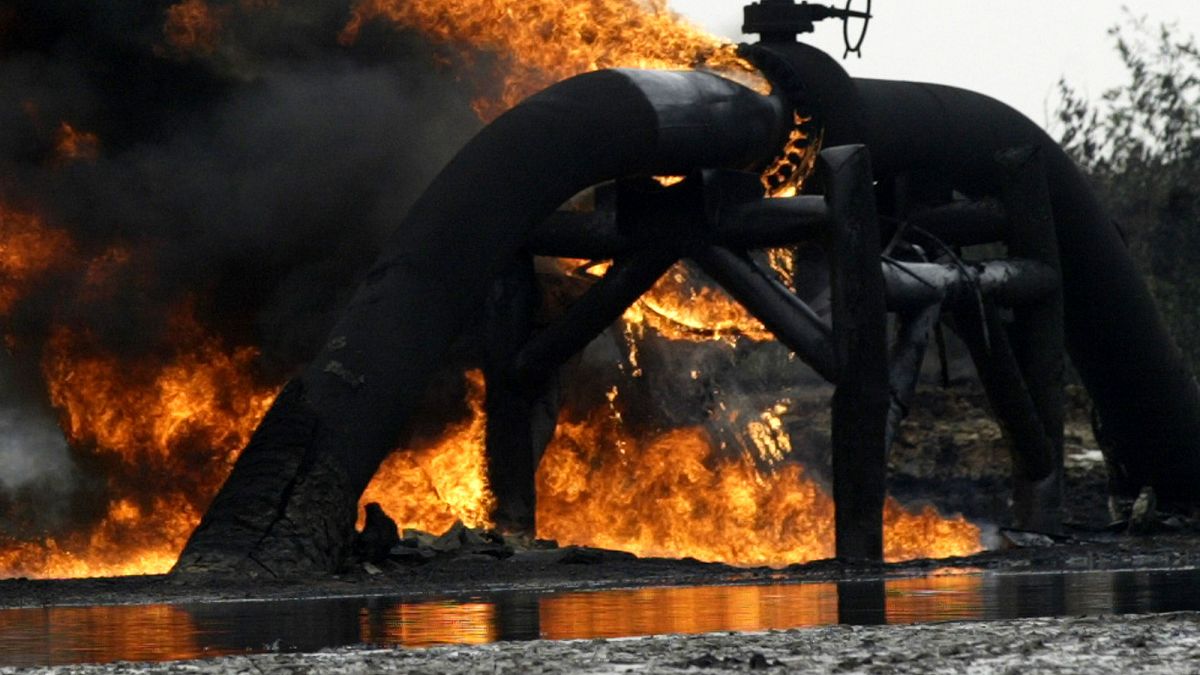 Eine brennende Ölpipeline in Nigeria