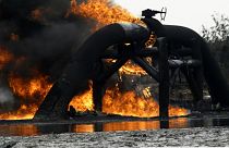 Eine brennende Ölpipeline in Nigeria