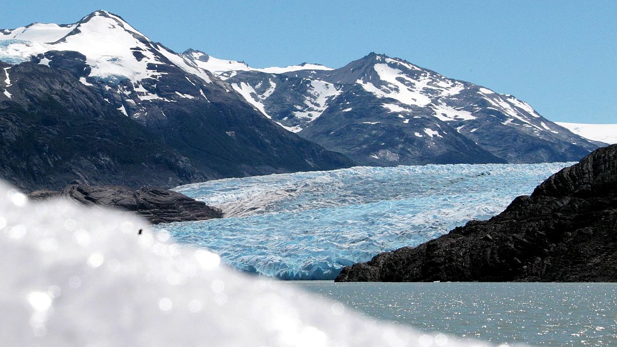 Olvadó chilei gleccser a Torres del Paine Nemzeti Parkban 2022. december 27-én.