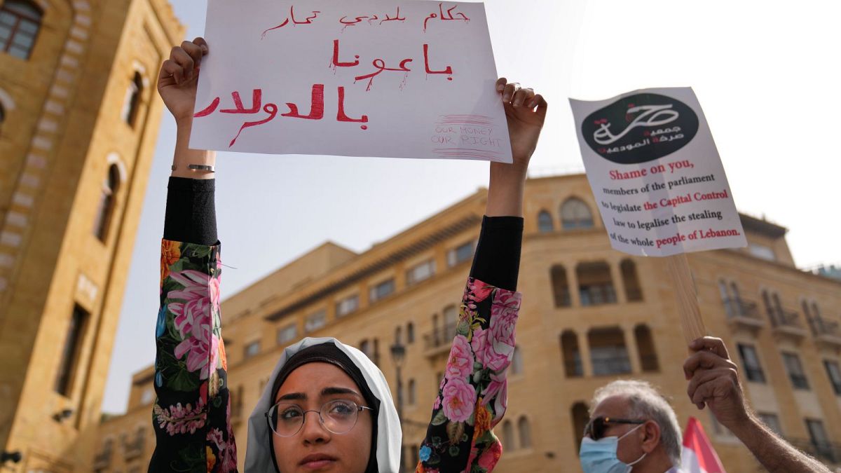 احتجاج في لبنان على قانون يحدّ من مقدار سحب المودعين في البنوك من مدخراتهم