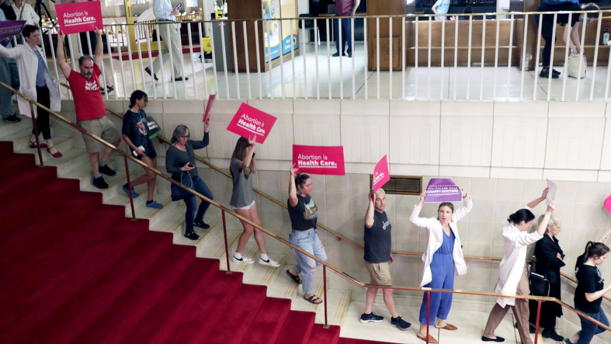 A nők önrendelkezési jogáért demonstrálók a szavazáskor