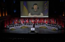 O Presidente da Ucrânia, Volodymyr Zelenskyy, discursa, através de videoligação, na cerimónia de abertura da cimeira do Conselho da Europa em Reiquiavique, Islândia