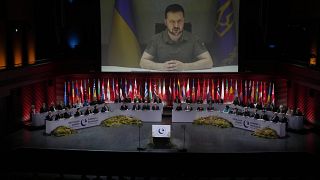 O Presidente da Ucrânia, Volodymyr Zelenskyy, discursa, através de videoligação, na cerimónia de abertura da cimeira do Conselho da Europa em Reiquiavique, Islândia