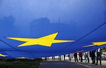 Uniós zászló az Európai Parlament székháza előtt Strasbourgban