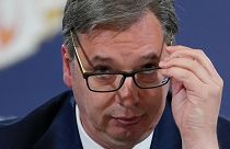 Aleksandar Vučić eg belgrádi sajtóértekezleten, 2023 áprilisában