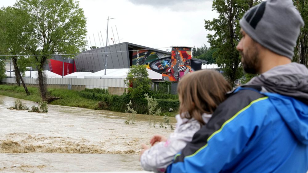 Italia |  Almeno 9 persone sono morte in inondazioni dopo che 14 fiumi hanno rotto gli argini