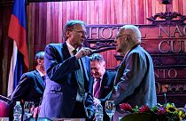 نائب الرئيس الكوبي ريكاردو كابريساس رفقة ممثل الشركات لدى الكرملين بوريس تيتوف