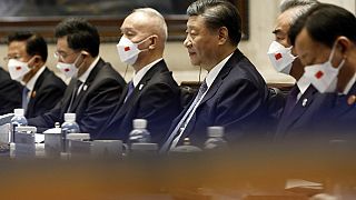 Hszi Csin-ping kínai elnök (maszk nélkül) Emomali Rahmon tádzsik elnököt fogadta a Kína–Közép-Ázsia csúcstalálkozó előtt Hszianban 2023. május 18-án.