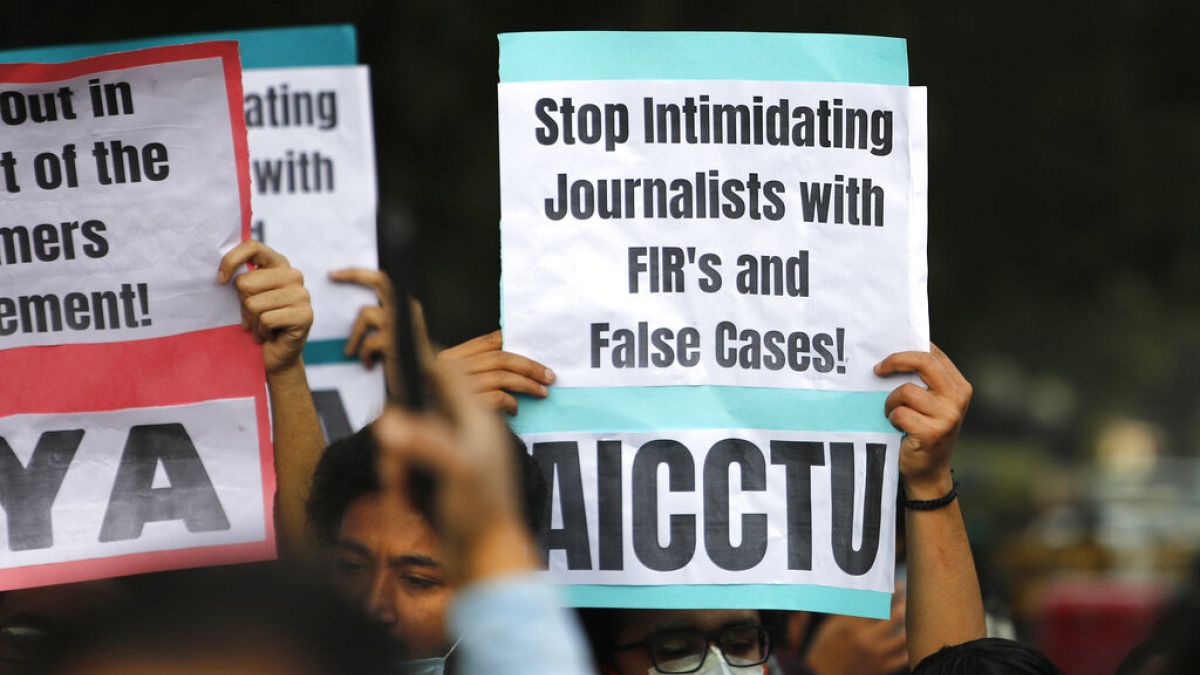 Manifestantes sostienen pancartas en apoyo a los periodistas y la libertad de expresión en Nueva Delhi, India, miércoles 3 de febrero de 2021. 