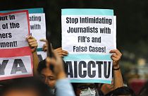 Manifestantes sostienen pancartas en apoyo a los periodistas y la libertad de expresión en Nueva Delhi, India, miércoles 3 de febrero de 2021. 