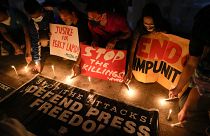 Демонстранты зажигают свечи в память об убитом филиппинском радиожурналисте Персивале Мабасе, Кесон, 7 ноября 2022 года