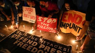 Демонстранты зажигают свечи в память об убитом филиппинском радиожурналисте Персивале Мабасе, Кесон, 7 ноября 2022 года