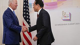 O presidente dos EUA a cumprimentar o primeiro-ministro japonês