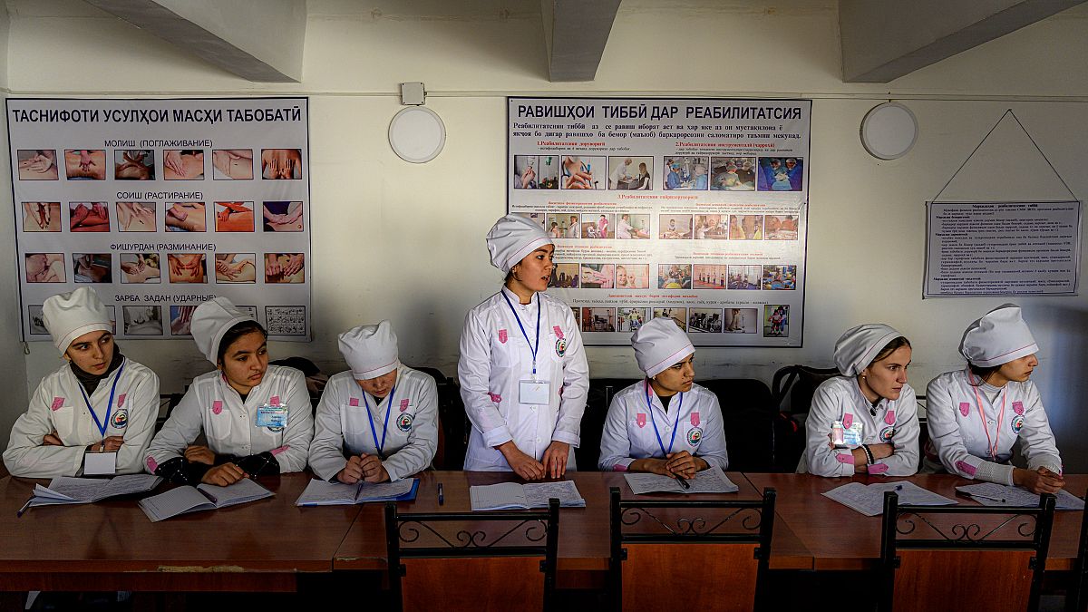 Τατζικιστάν, Νοέμβριος 2019: Φοιτήτριες στο τμήμα αποκατάστασης του Ιατρικού Κολλεγίου της Δημοκρατίας του Τατζικιστάν