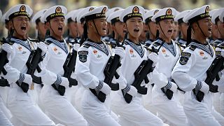 سربازان نیروی دریایی ارتش آزادیبخش خلق چین در رژه یکم اکتبر ۲۰۱۹  در پکن برای بزرگداشت هفتادمین سالگرد تأسیس چین کمونیستی